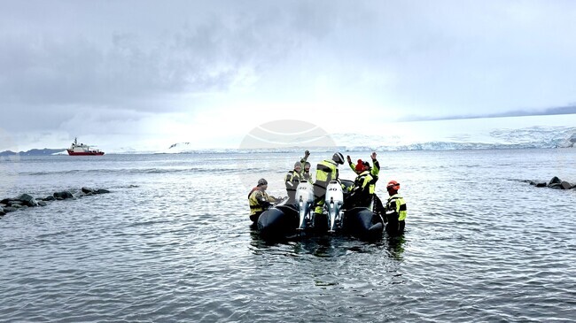 Първата група учени и логистици отпътува от българската база на остров Ливингстън