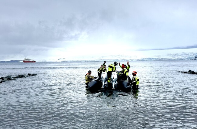 Първата група учени и логистици отпътува от българската база на остров Ливингстън