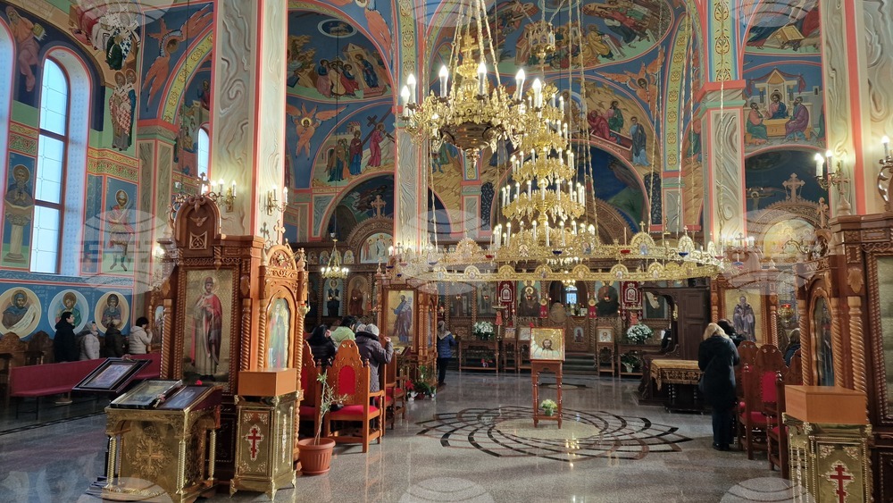 Шумен - храм „Свети Три Светители“ - литургия