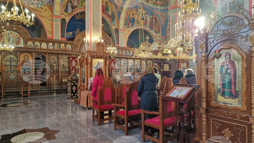 Шумен - храм „Свети Три Светители“ - литургия