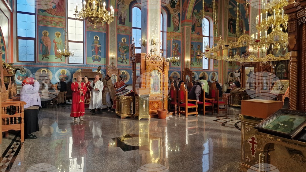Шумен - храм „Свети Три Светители“ - литургия
