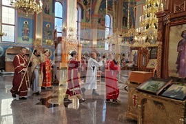 Шумен - храм „Свети Три Светители“ - литургия