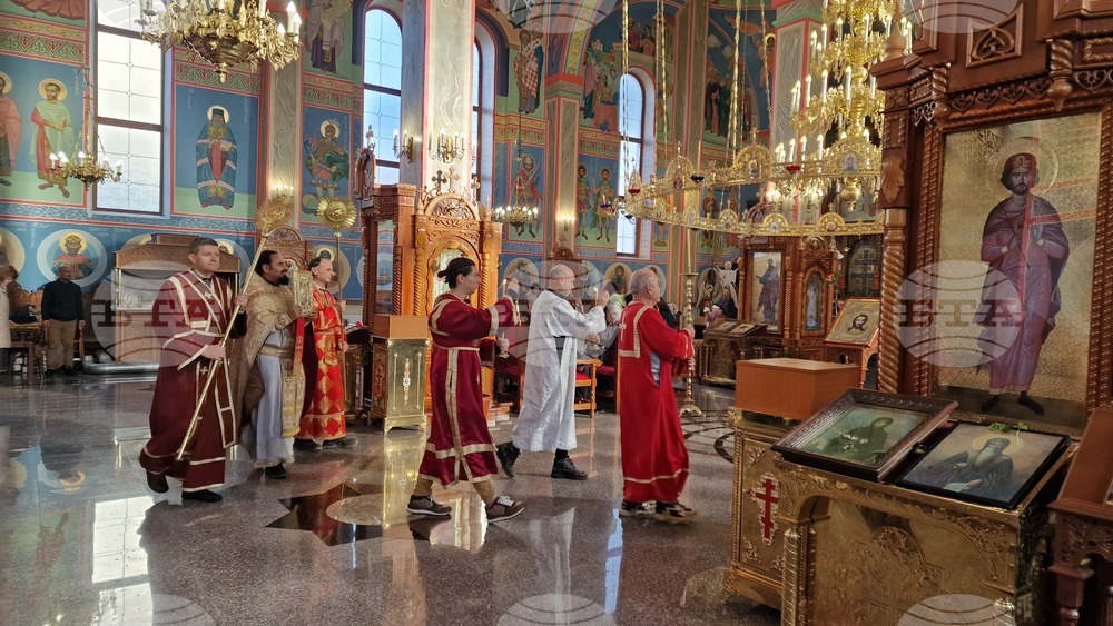 Шумен - храм „Свети Три Светители“ - литургия