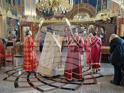 Шумен - храм „Свети Три Светители“ - литургия