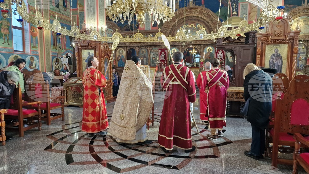 Шумен - храм „Свети Три Светители“ - литургия