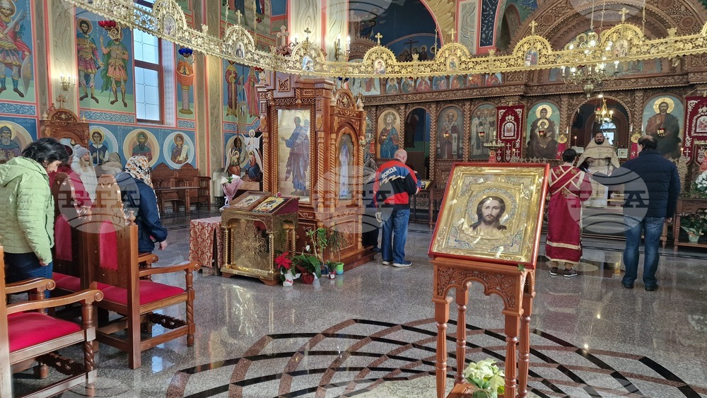 Шумен - храм „Свети Три Светители“ - литургия