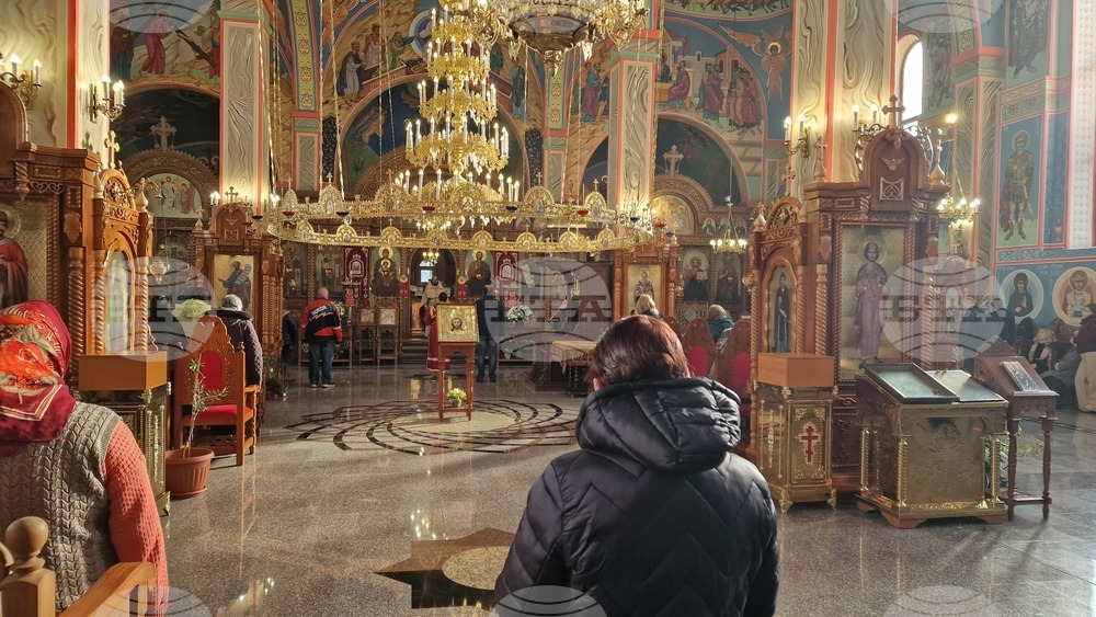 Шумен - храм „Свети Три Светители“ - литургия