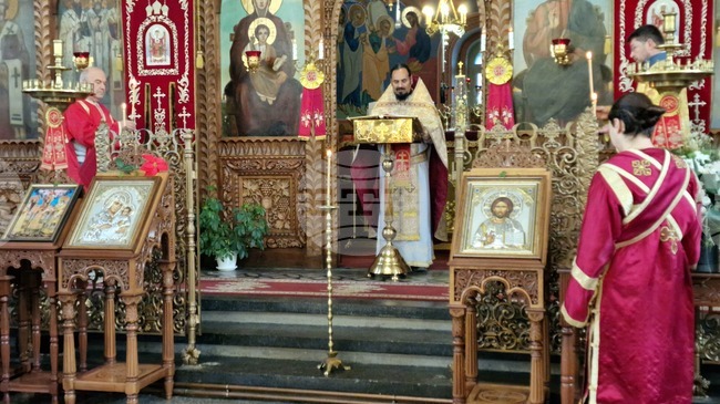 Шумен - храм „Свети Три Светители“ - литургия