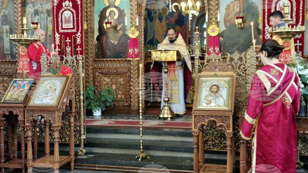 Шумен - храм „Свети Три Светители“ - литургия