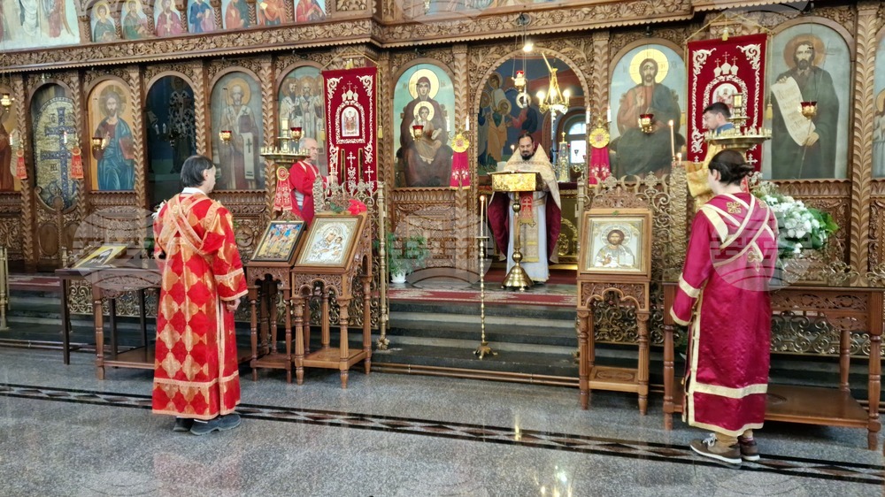 Шумен - храм „Свети Три Светители“ - литургия