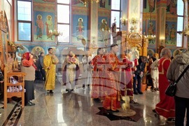 Шумен - храм „Свети Три Светители“ - литургия