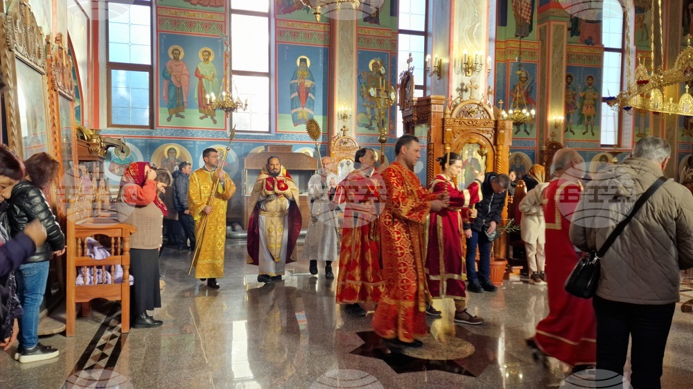 Шумен - храм „Свети Три Светители“ - литургия