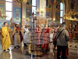 Шумен - храм „Свети Три Светители“ - литургия