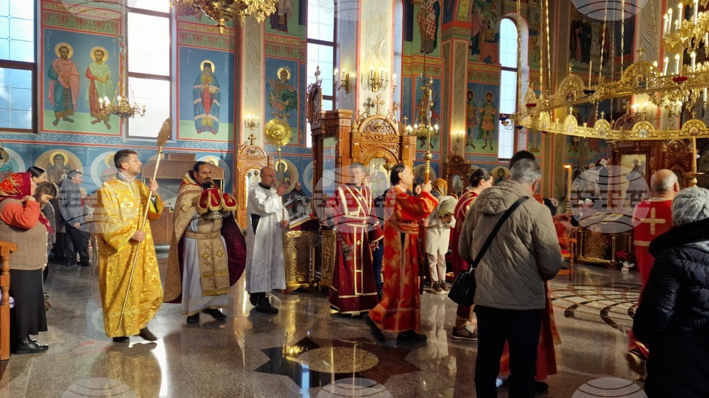 Шумен - храм „Свети Три Светители“ - литургия