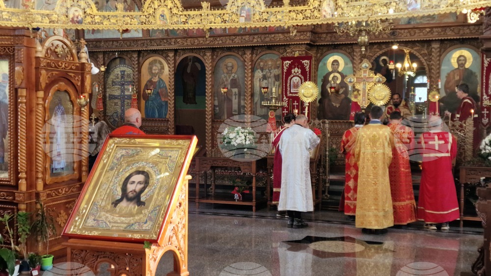 Шумен - храм „Свети Три Светители“ - литургия
