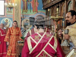 Шумен - храм „Свети Три Светители“ - литургия