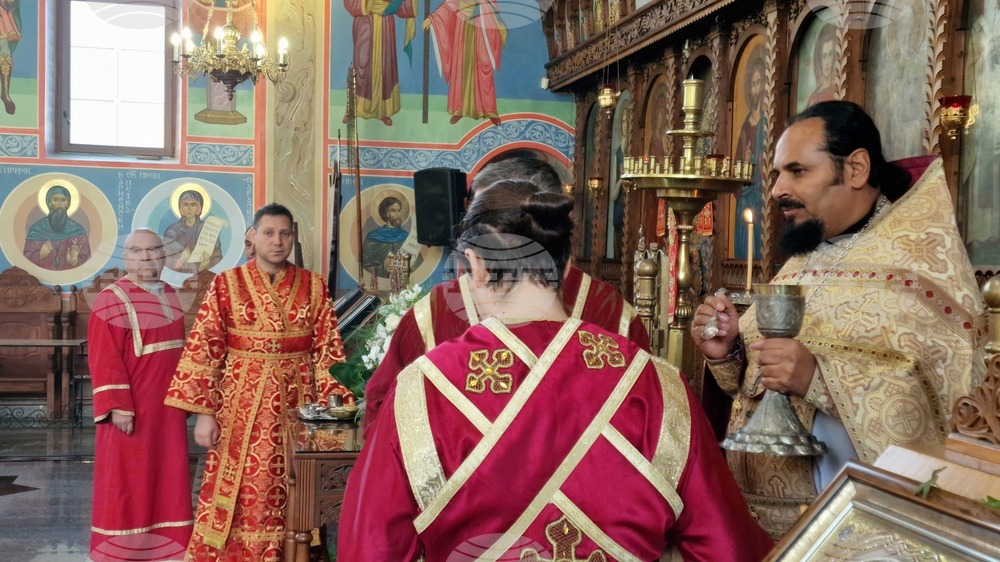 Шумен - храм „Свети Три Светители“ - литургия