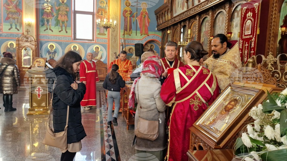 Шумен - храм „Свети Три Светители“ - литургия