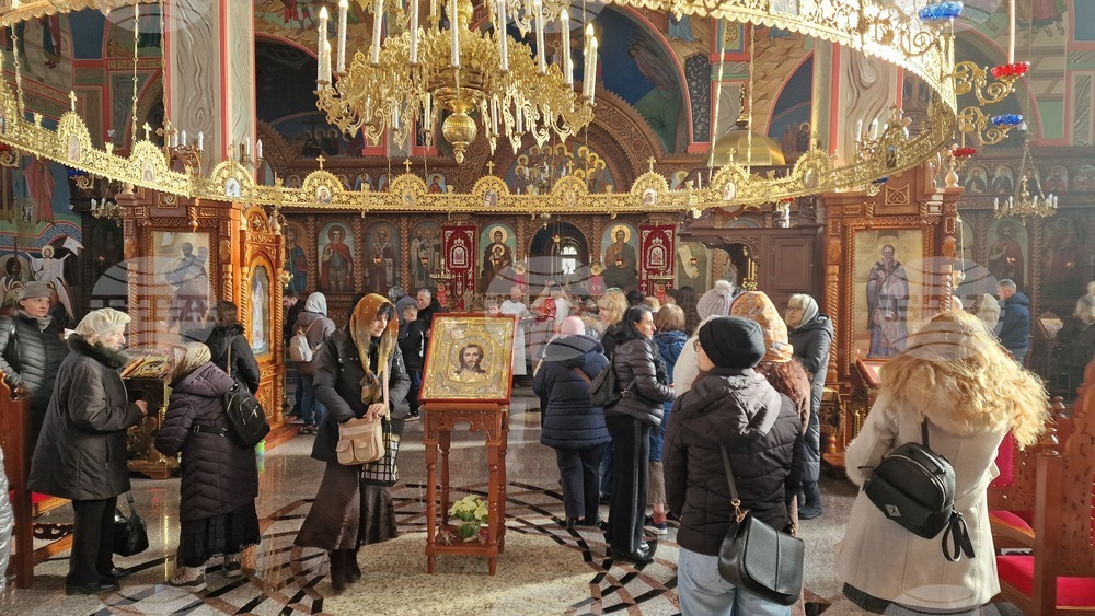 Не забравяйте, че с труд, пост и молитва се постига всичко, каза отец Иван в храма "Свети Три Светители" в Шумен