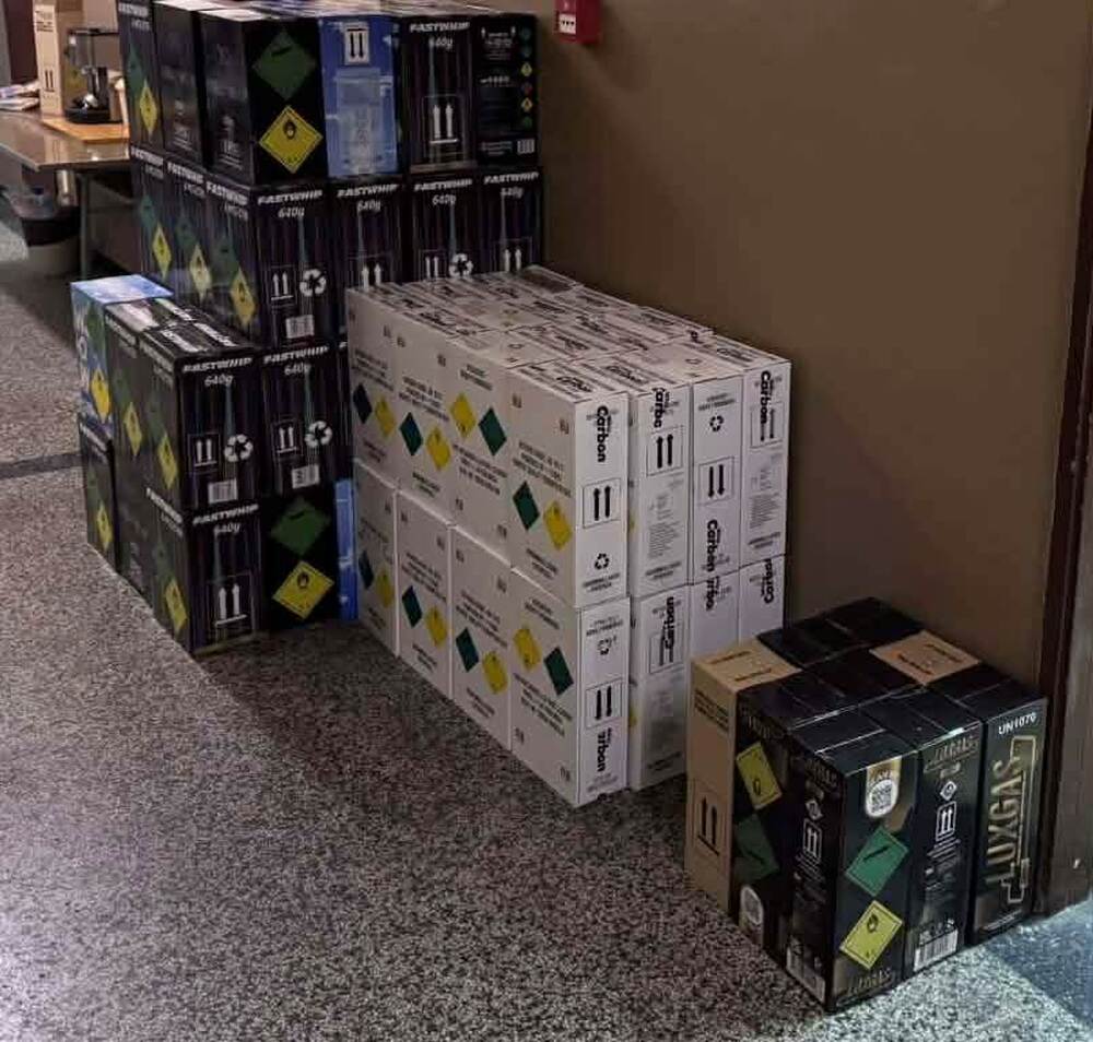 При специализирана акция в Пазарджик са иззети 610 флакона райски газ