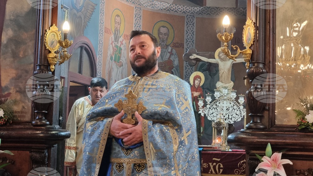 Пътят към Господа минава през покаяние и смирение, каза отец Емануил в храм "Св. Троица" в Добрич