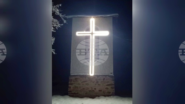 Светещ кръст е поставен на камбанарията на храма „Св. Никола Летни“ в брезнишкото село Бегуновци