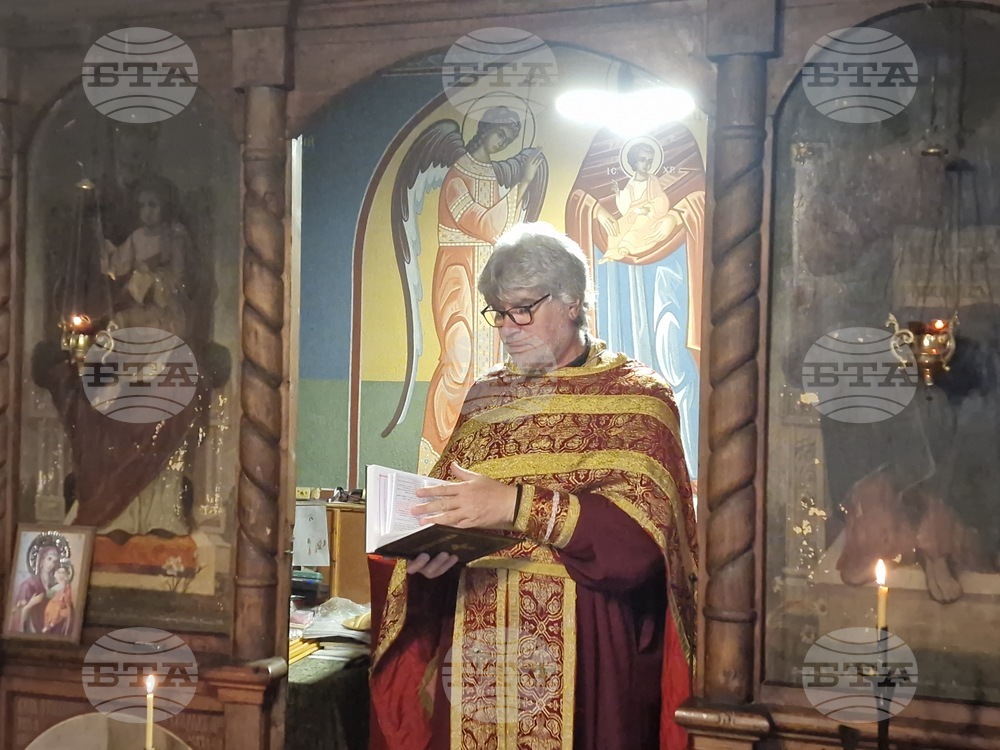 Традицията повелява да подготвим нашите домове за поръсване със свещената богоявленска вода, каза отец Славчо Иванов във Велико Търново