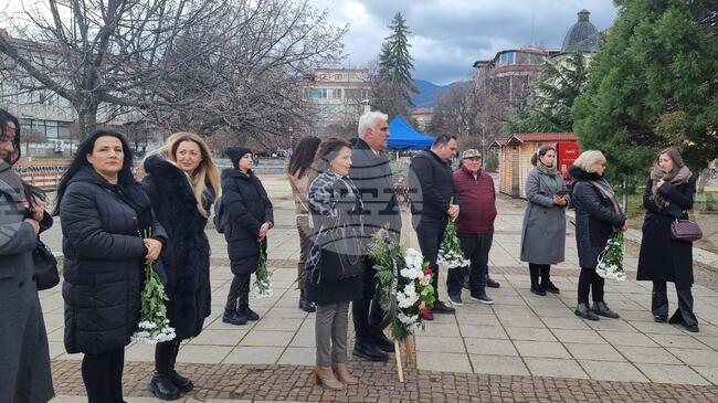 С панихида и поднасяне на цветя в Дупница почетоха жертвите на бомбардировките от преди 82 години