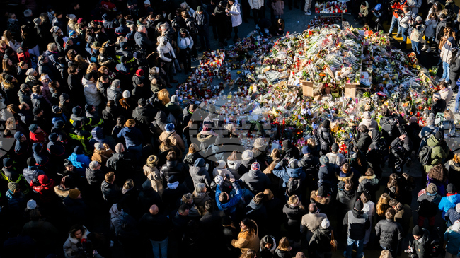 Общественият натиск за отговори след пожара в бар в Швейцария расте