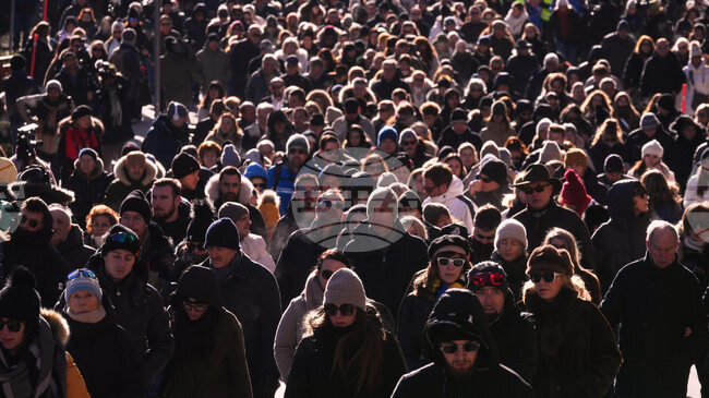 Стотици хора се включиха в мълчаливо шествие днес в памет на жертвите на пожара в Кран Монтана