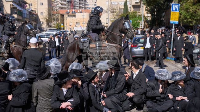 Хиляди ултраортодоксални евреи протестираха в Йерусалим срещу наборната военна служба в израелската армия