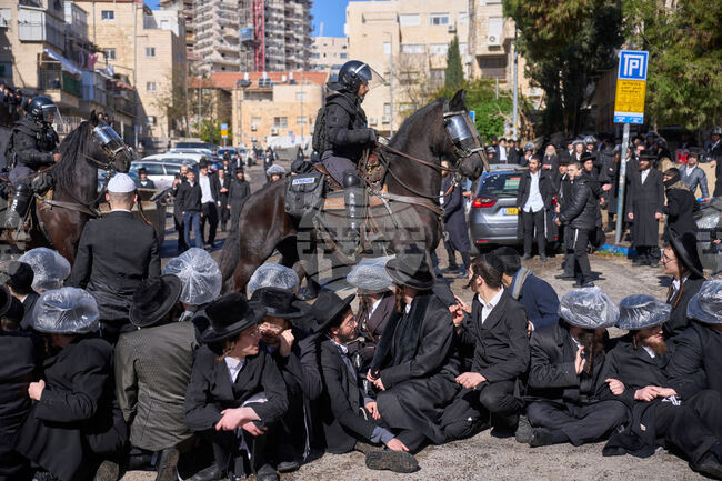 Хиляди ултраортодоксални евреи протестираха в Йерусалим срещу наборната военна служба в израелската армия
