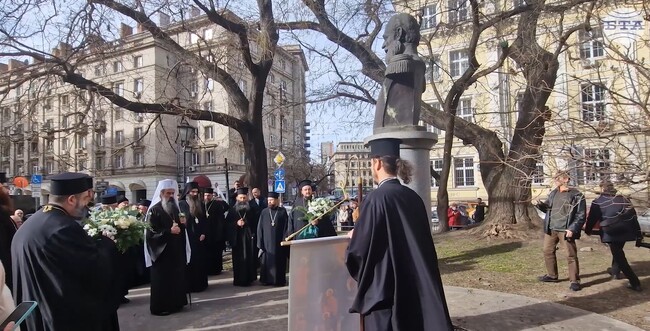Патриарх Даниил се включи в шествие и поднесе цветя на паметници, свързани с Освобождението на София