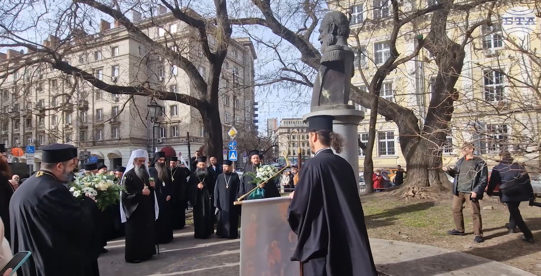 Патриарх Даниил се включи в шествие и поднесе цветя на паметници, свързани с Освобождението на София
