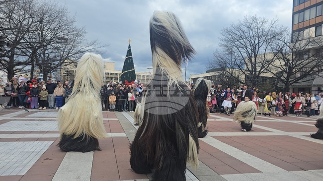 Стотици кукери шестваха по улиците на Благоевград в тазгодишния Фестивал на сурвакарските игри