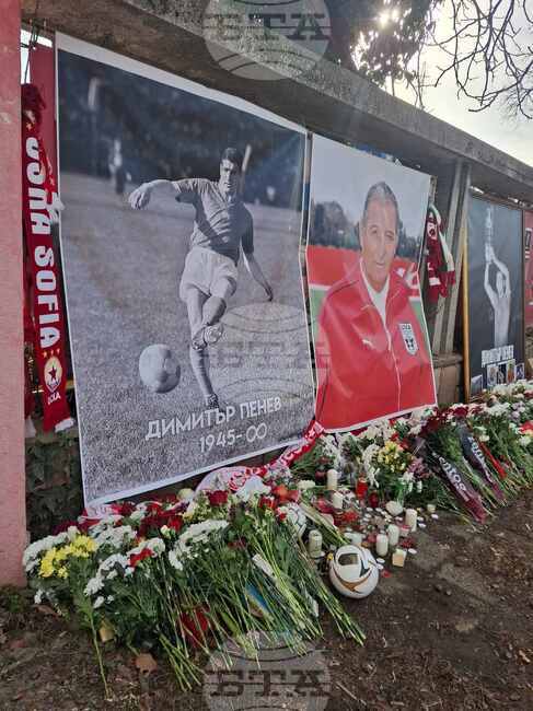 Стотици отдадоха почит на Димитър Пенев пред възпоменателен кът на стадион "Българска армия"