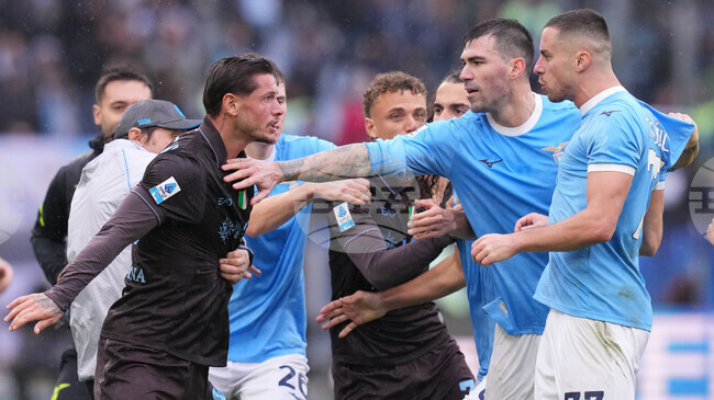 Наполи надигра Лацио като гост в мач с три червени картона