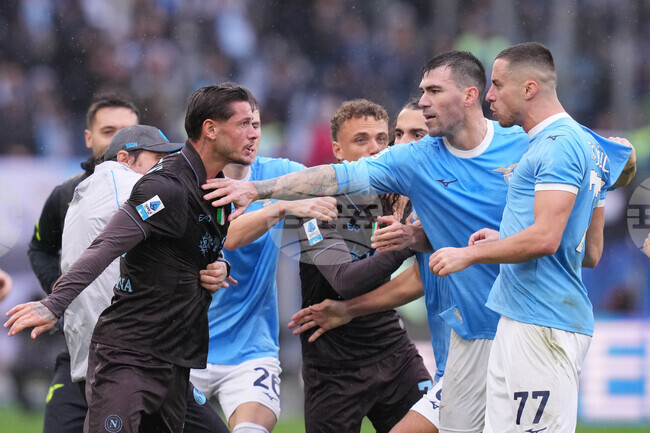 Наполи надигра Лацио като гост в мач с три червени картона