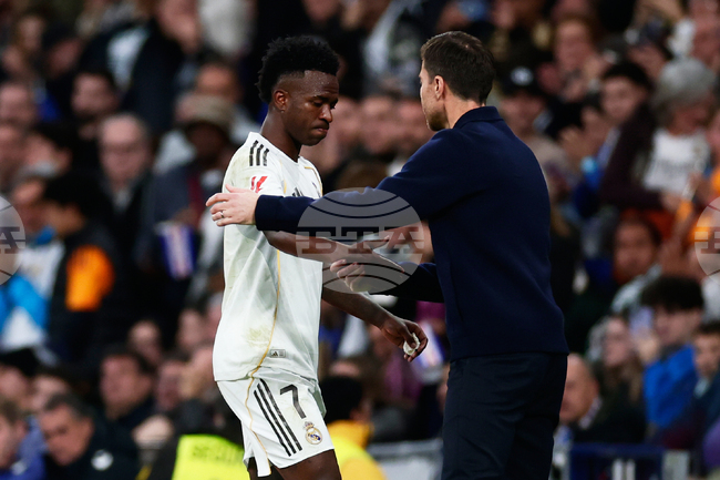 Шаби Алонсо подкрепи Винисиус, въпреки освиркванията от страна на публиката