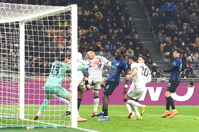 Интер Милано се върна начело в Серия А след успех срещу Болоня