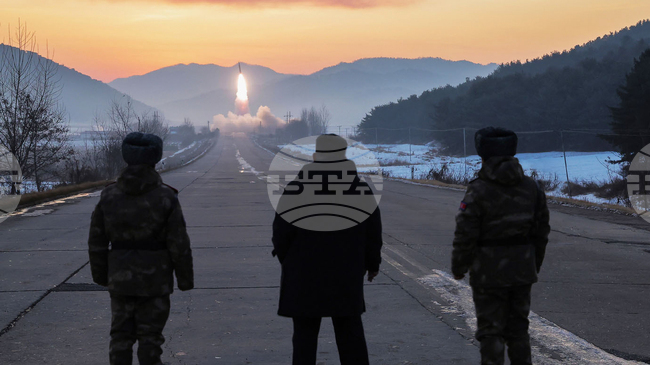 Северна Корея е изстреляла най-малко две балистични ракети по посока на Японско море, съобщи японското правителство