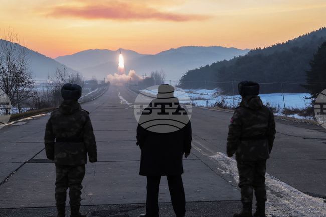 Северна Корея е изстреляла най-малко две балистични ракети по посока на Японско море, съобщи японското правителство