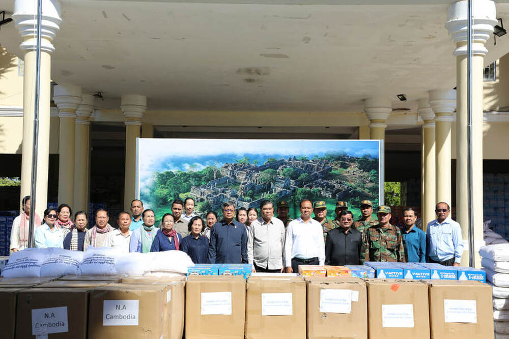 АКП: Членове на камбоджанския парламент предоставиха хуманитарна помощ на 500 разселени семейства в провинция Преах Вихеар 