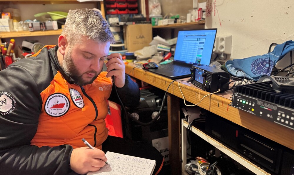 Български антарктически институт: LZ0A от Антарктика – радиовръзка със света