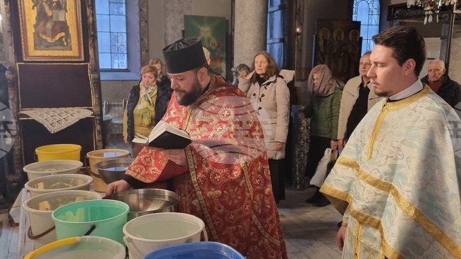Миряни се събраха в плевенската църква „Света Параскева“ за богоявленски водосвет 