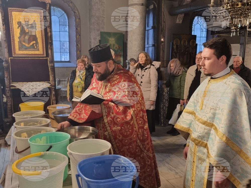 Миряни се събраха в плевенската църква „Света Параскева“ за богоявленски водосвет 