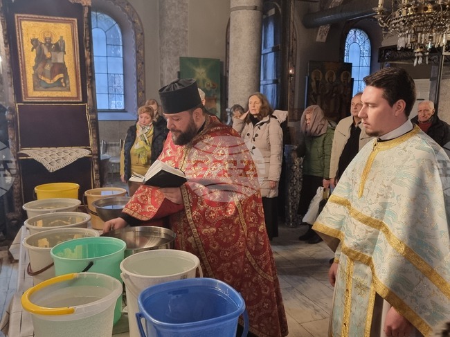 Миряни се събраха в плевенската църква „Света Параскева“ за богоявленски водосвет 