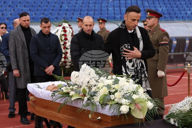 Димитър Бербатов: "Тъжен ден, сърцата ни плачат"