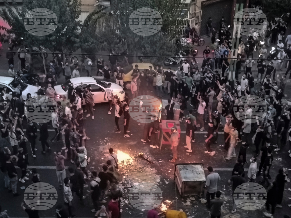 Двама души бяха убити при сблъсъци между демонстранти и полицията по време на протест в Югозападен Иран