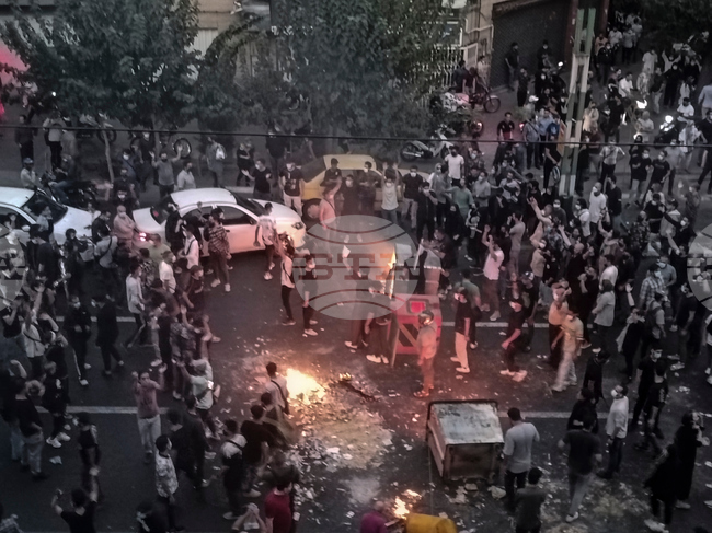 Двама души бяха убити при сблъсъци между демонстранти и полицията по време на протест в Югозападен Иран